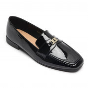 Mocassin en cuir verni noir avec ornement métallique
