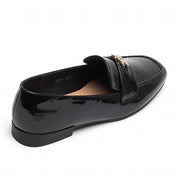 Mocassin en cuir verni noir avec ornement métallique