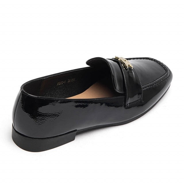 Mocassin en cuir verni noir avec ornement métallique