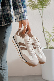 Baskets au design rétro avec une touche mode assumée