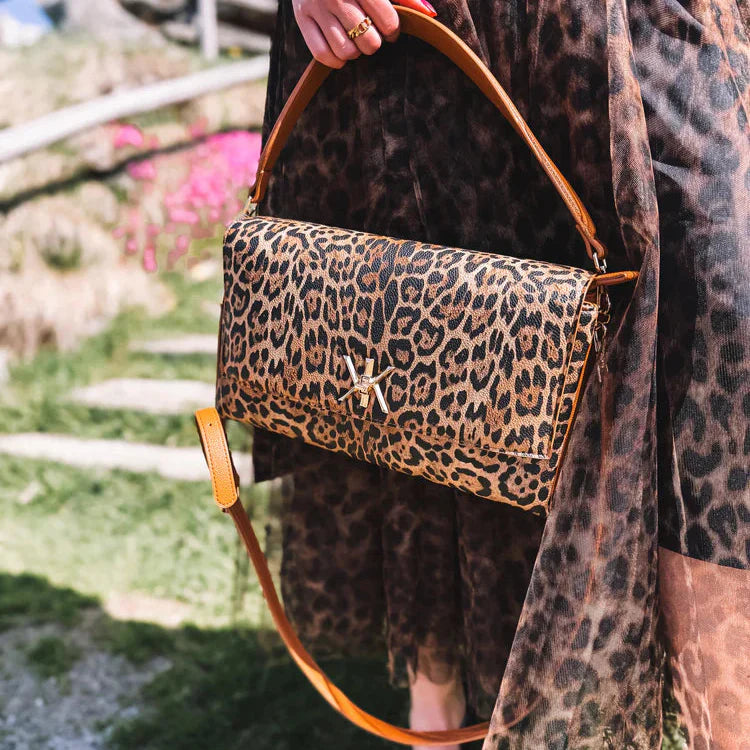 Pochette noire avec anse et bandoulière décorée de détails dorés