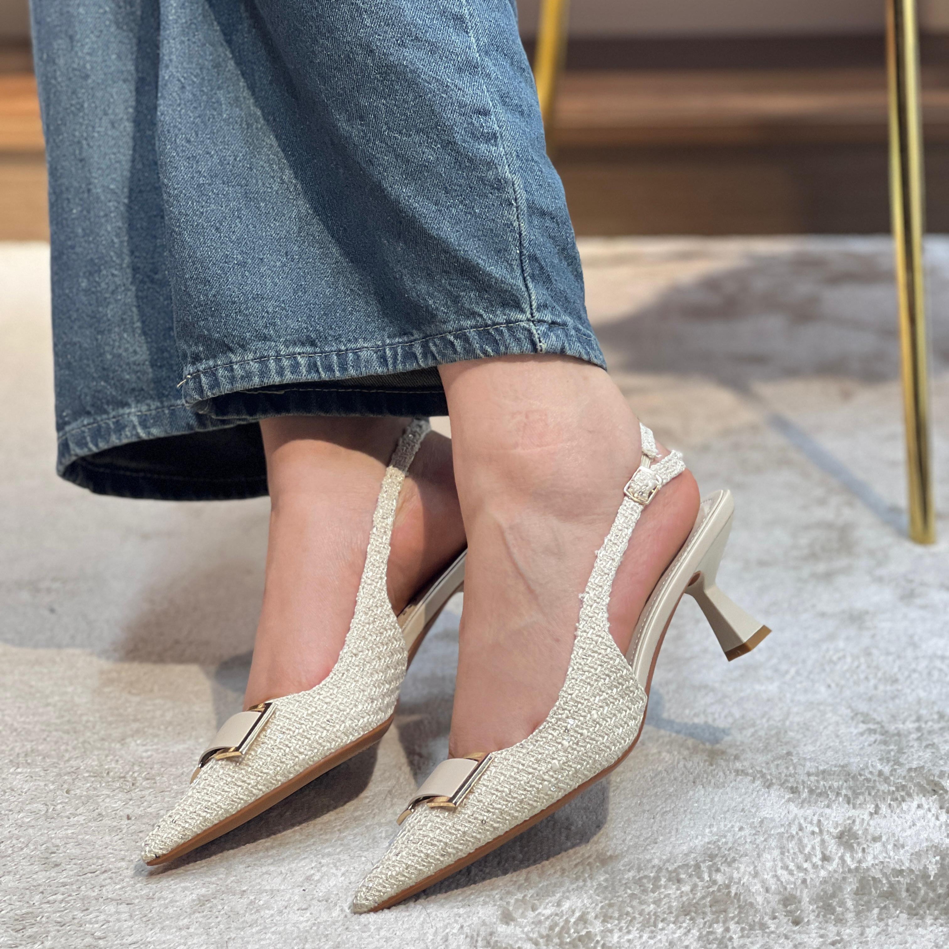 Élégance Naturelle – Les Slingbacks Texturés de l'Été