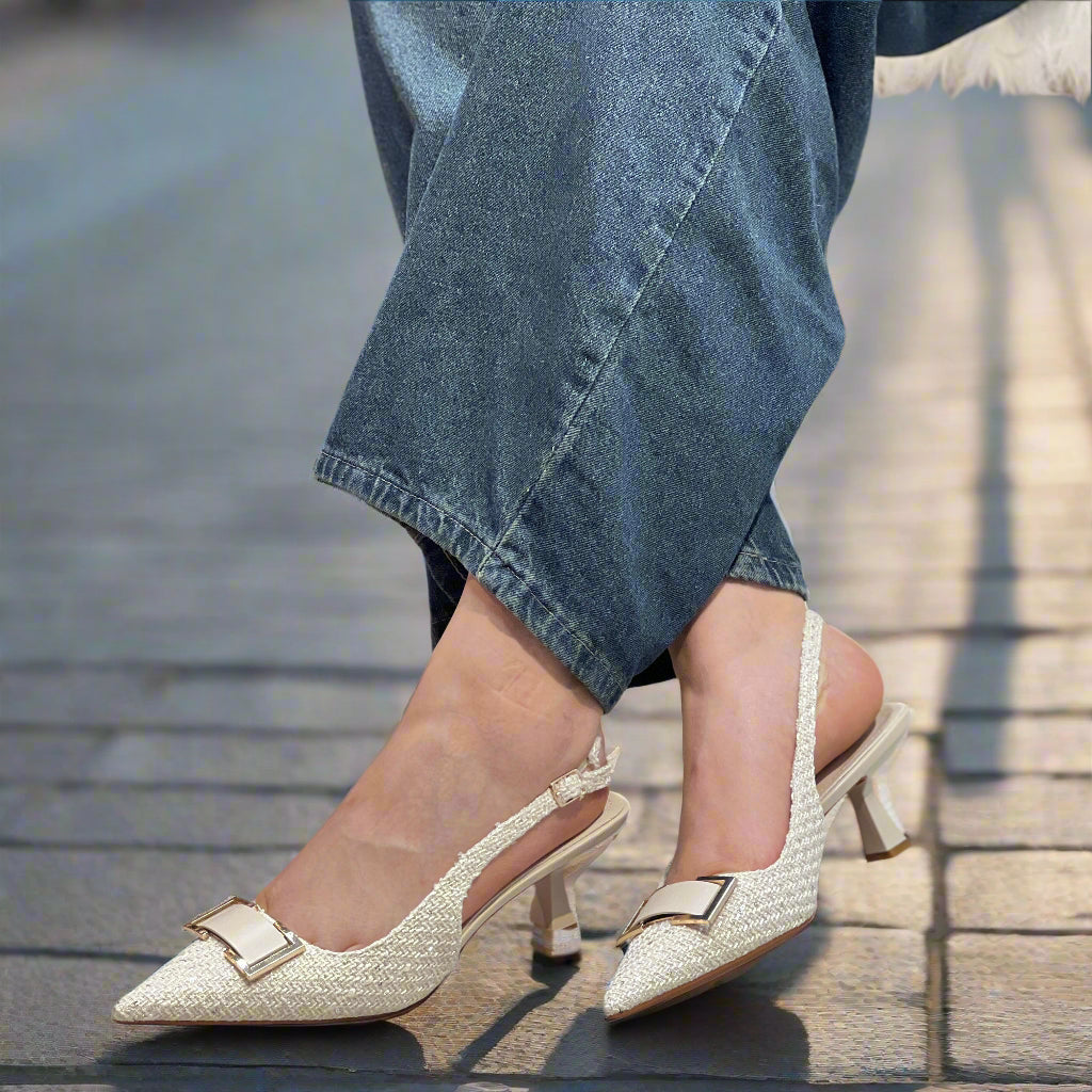 Élégance Naturelle – Les Slingbacks Texturés de l'Été