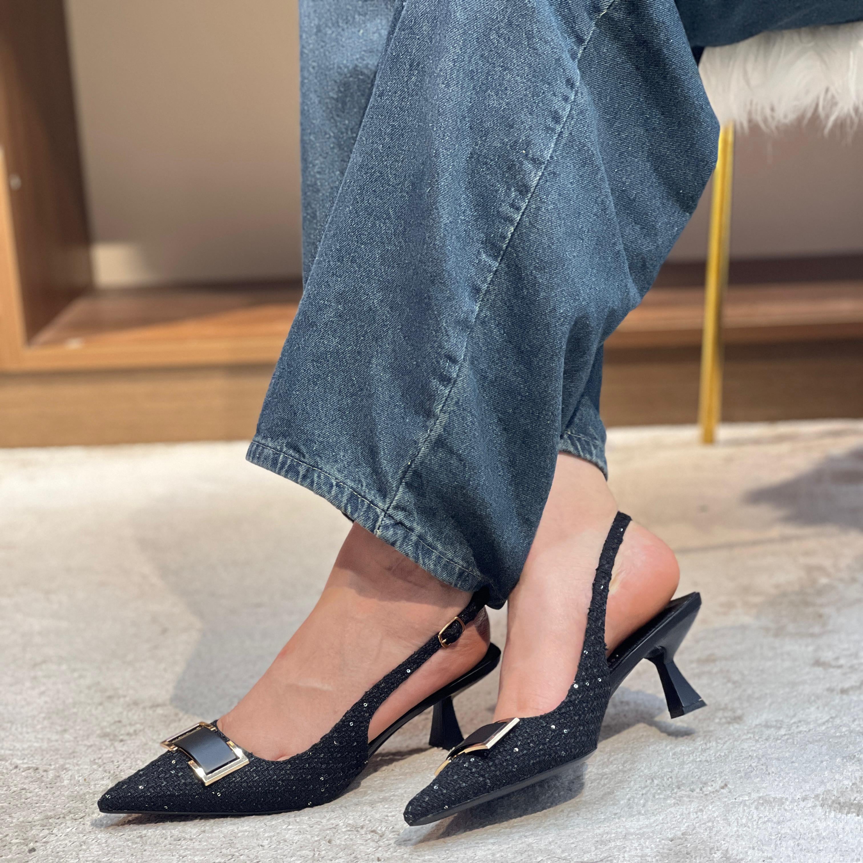 Élégance Naturelle – Les Slingbacks Texturés de l'Été