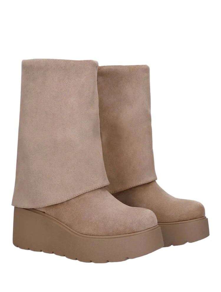 Bottines en daim à revers et talon compensé