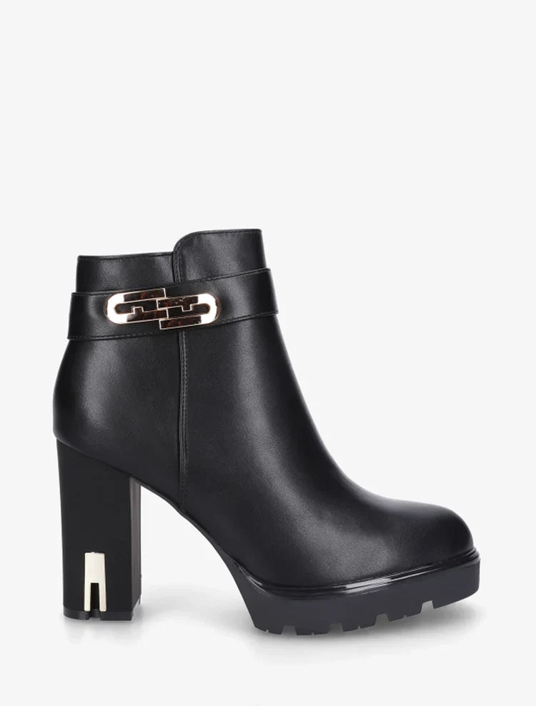 Demi botte à talon et boucle fantaisie