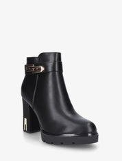 Demi botte à talon et boucle fantaisie