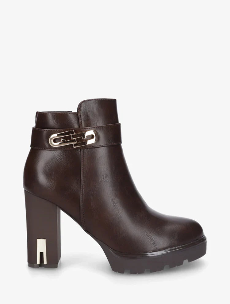 Demi botte à talon et boucle fantaisie