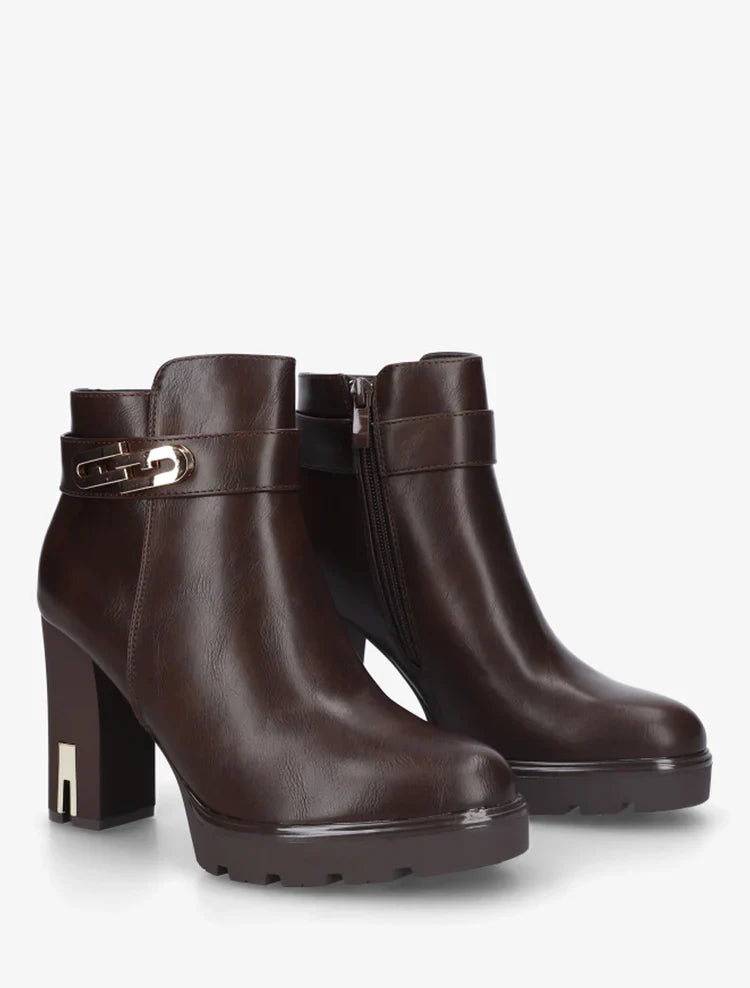 Demi botte à talon et boucle fantaisie