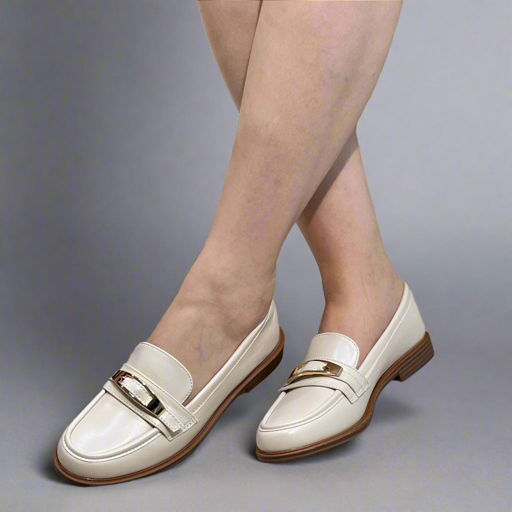 Mocassins classiques à bride métallique  finition lisse et semelle plate.