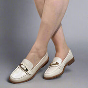 Mocassins classiques à bride métallique  finition lisse et semelle plate.