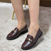 Mocassins classiques à bride métallique  finition lisse et semelle plate.