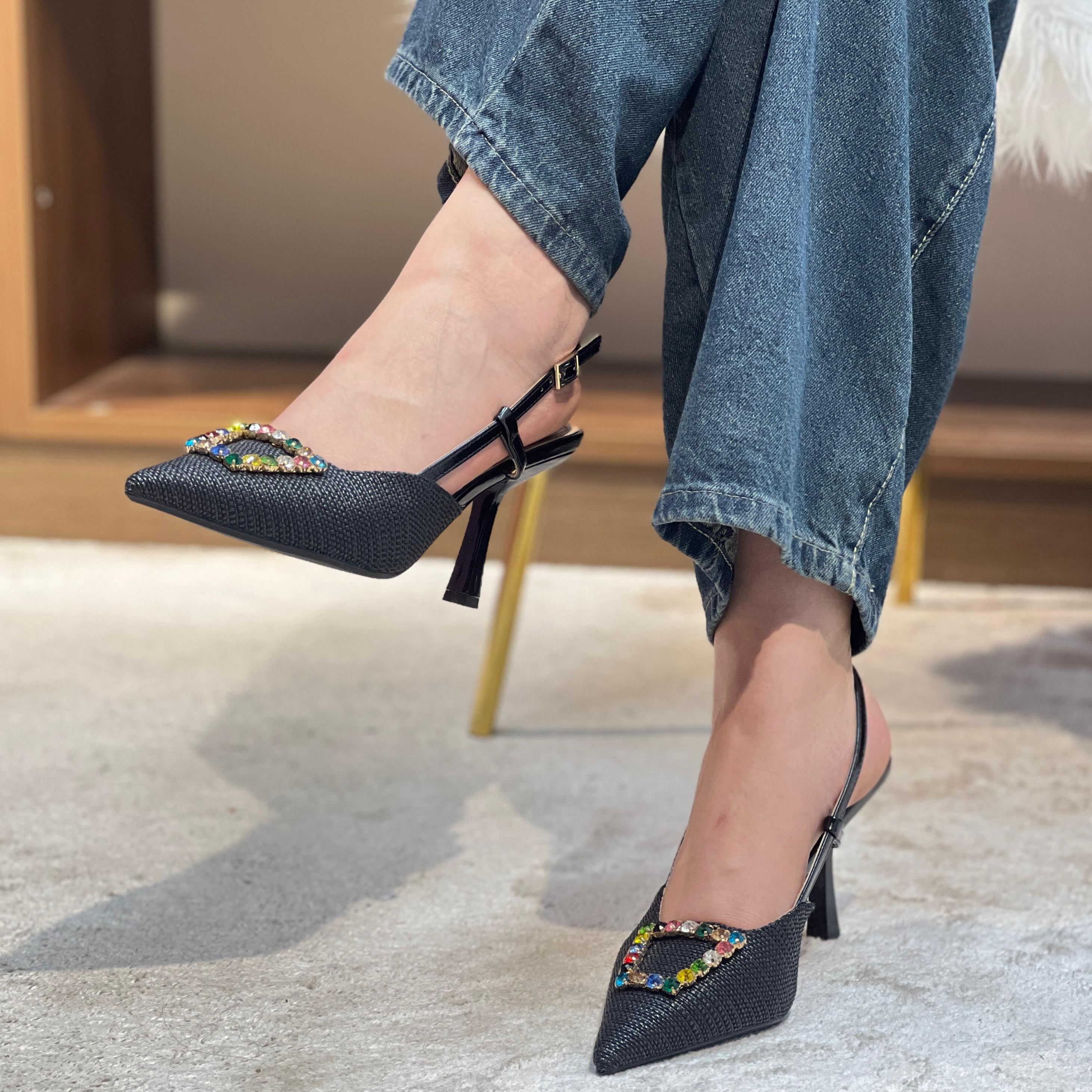 Escarpins à talons hauts ornées et bride arrière