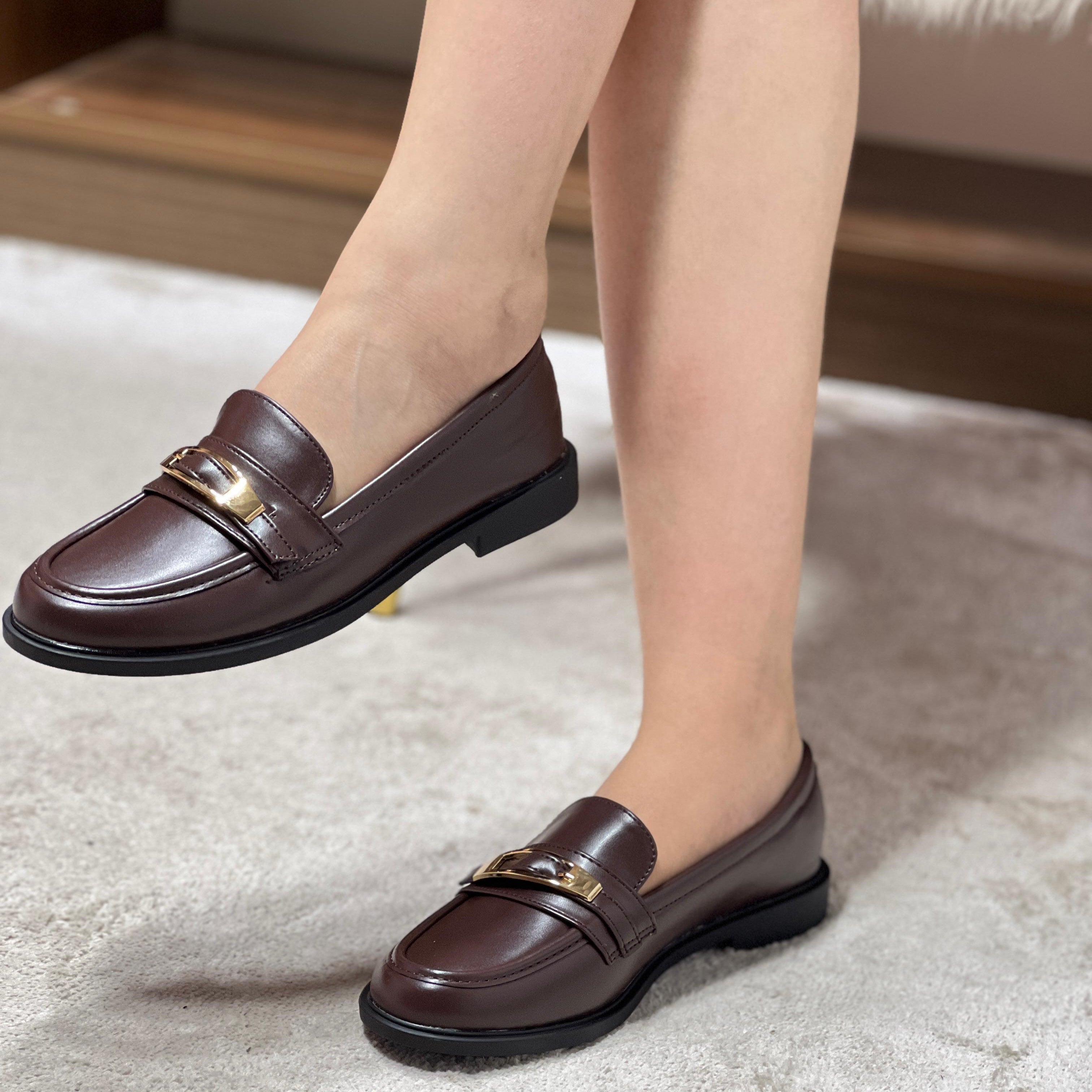 Mocassins classiques à bride métallique  finition lisse et semelle plate.