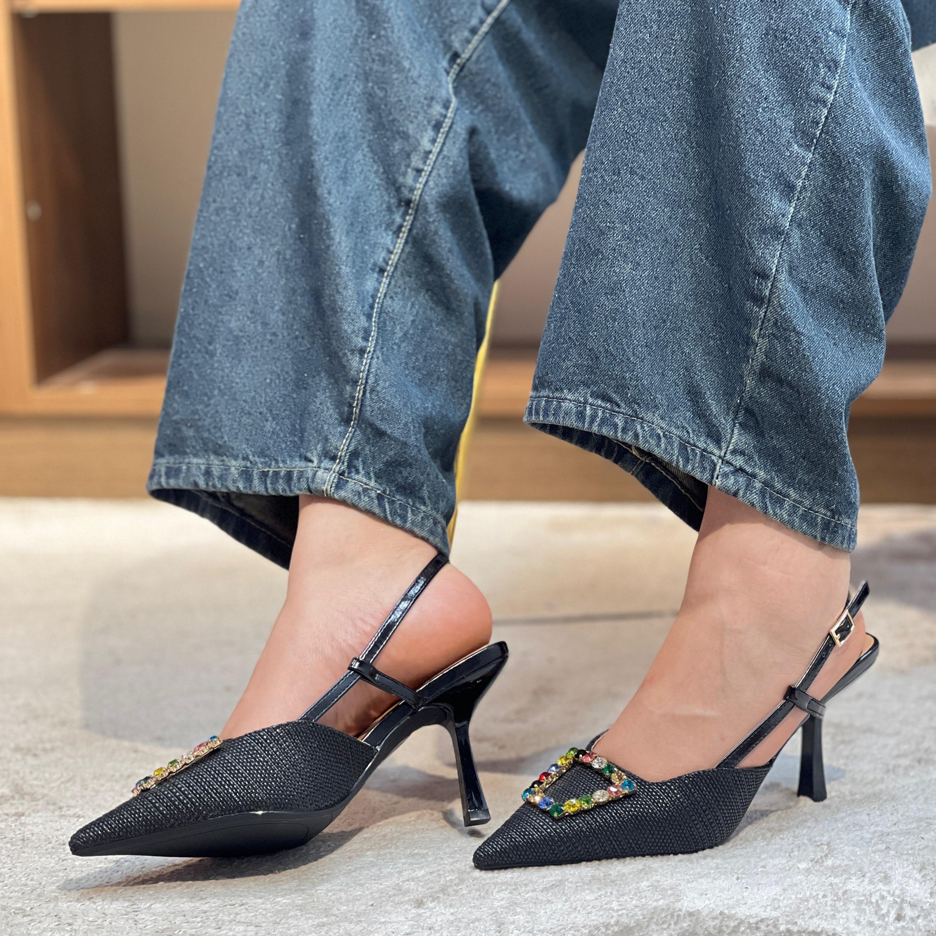 Escarpins à talons hauts ornées et bride arrière