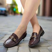 Mocassins classiques à bride métallique  finition lisse et semelle plate.