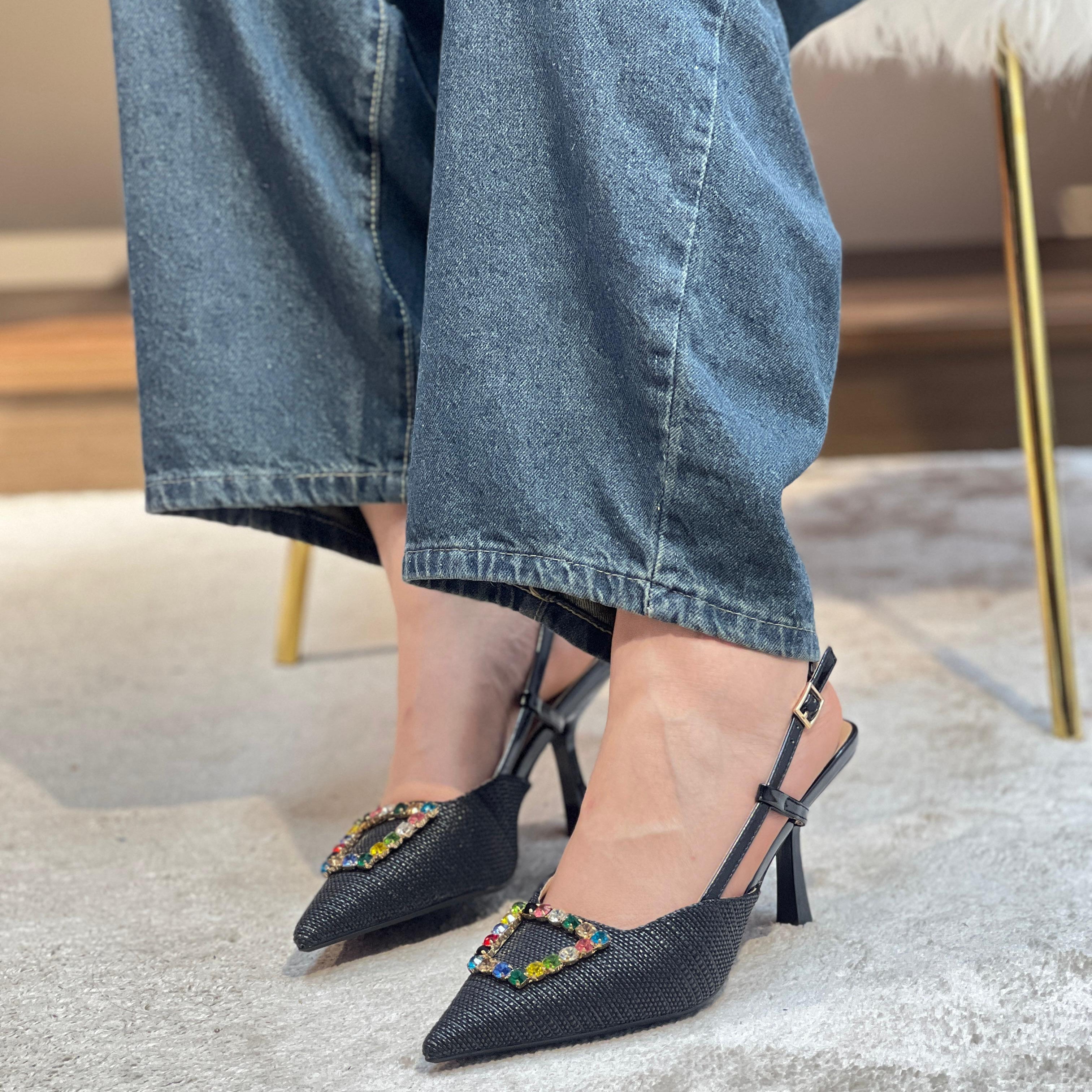 Escarpins à talons hauts ornées et bride arrière