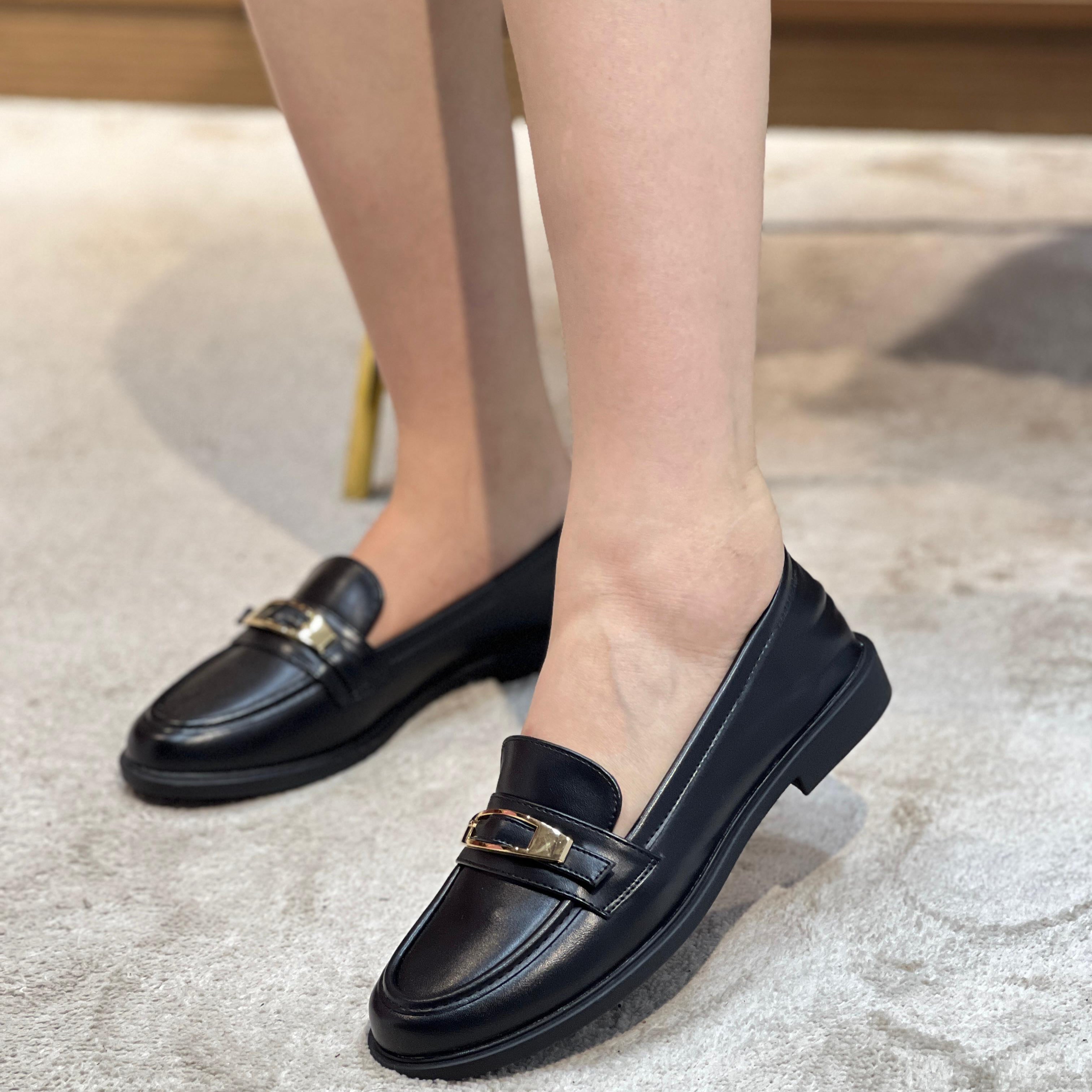 Mocassins classiques à bride métallique  finition lisse et semelle plate.