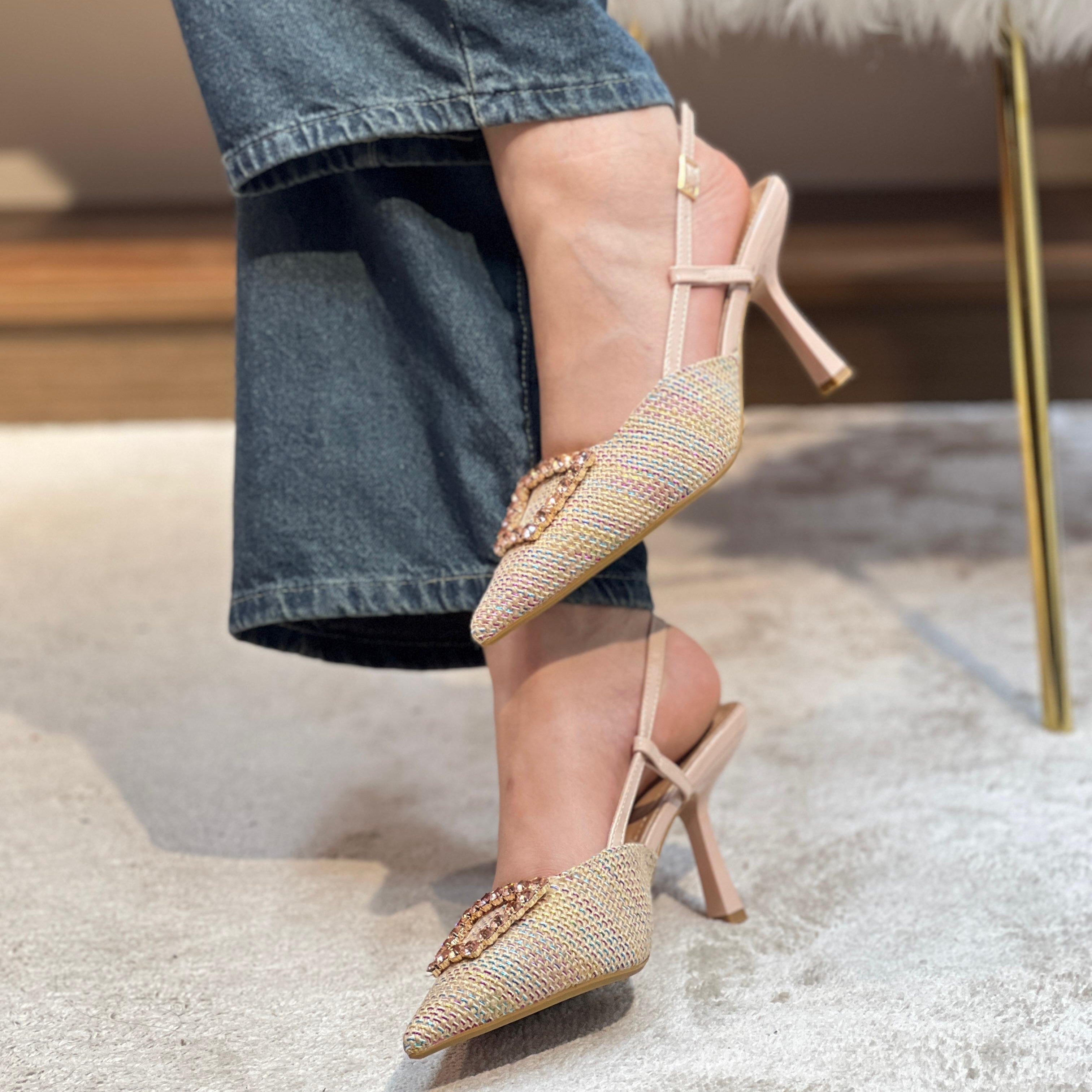 Escarpins à talons hauts ornées et bride arrière