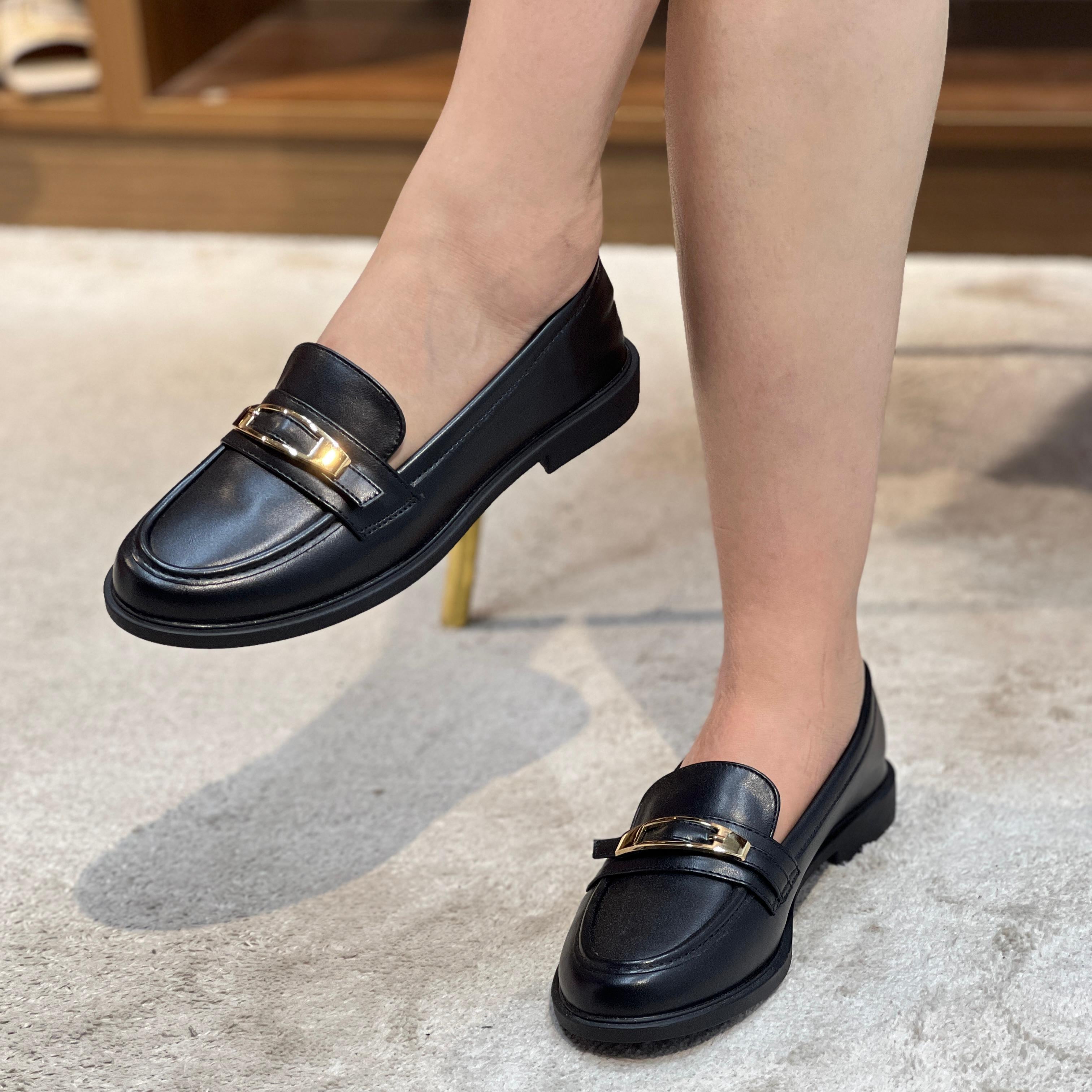 Mocassins classiques à bride métallique  finition lisse et semelle plate.