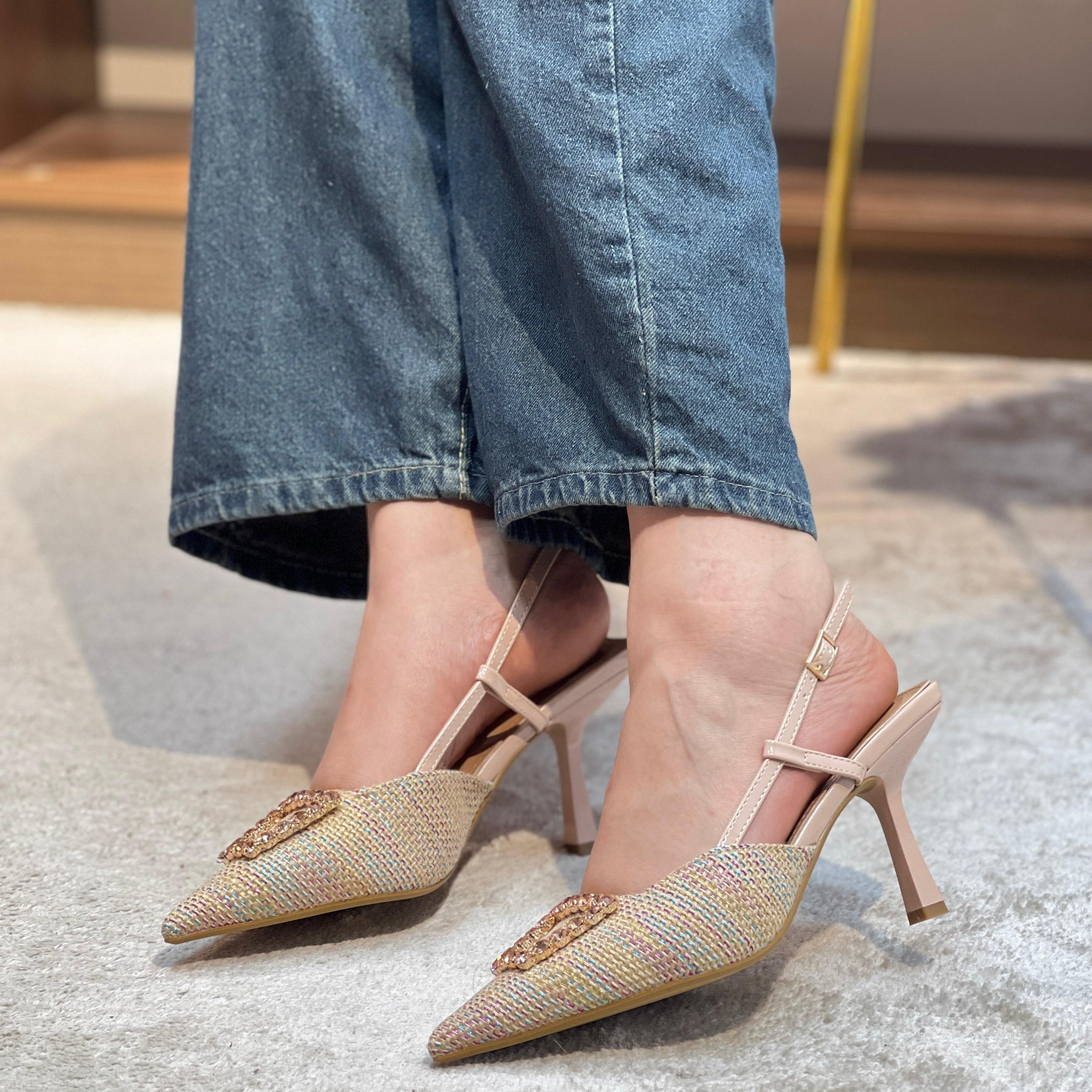 Escarpins à talons hauts ornées et bride arrière