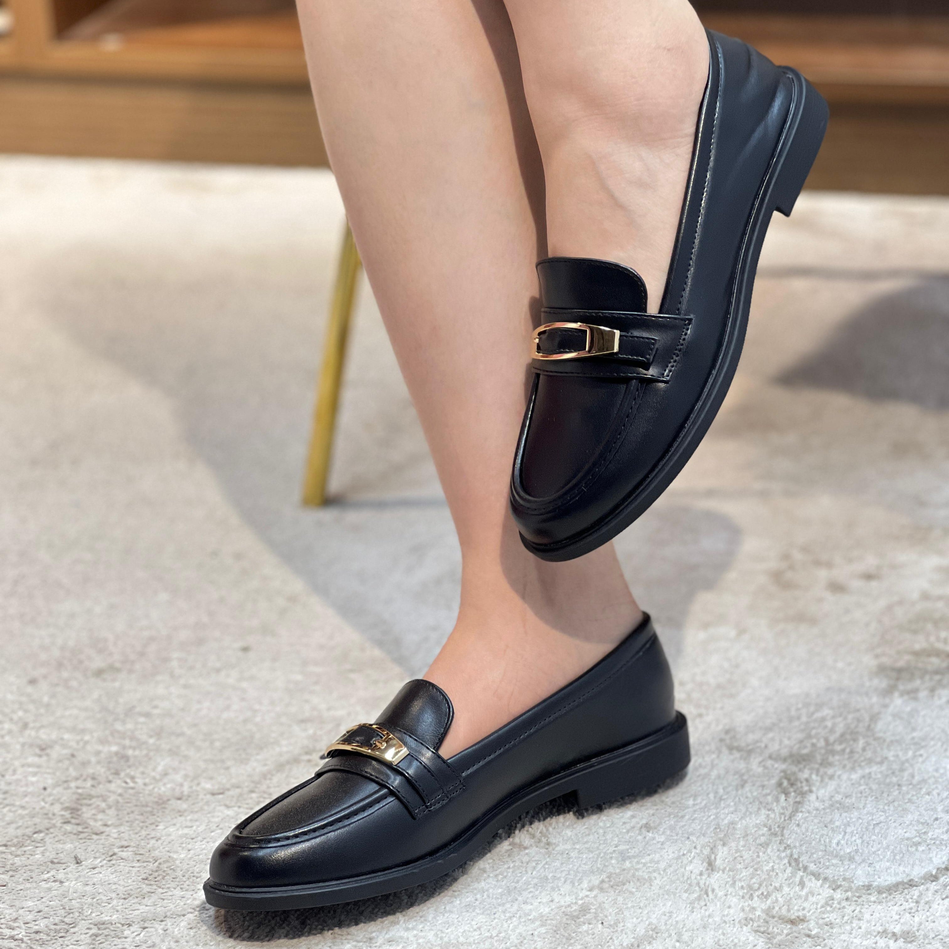 Mocassins classiques à bride métallique  finition lisse et semelle plate.