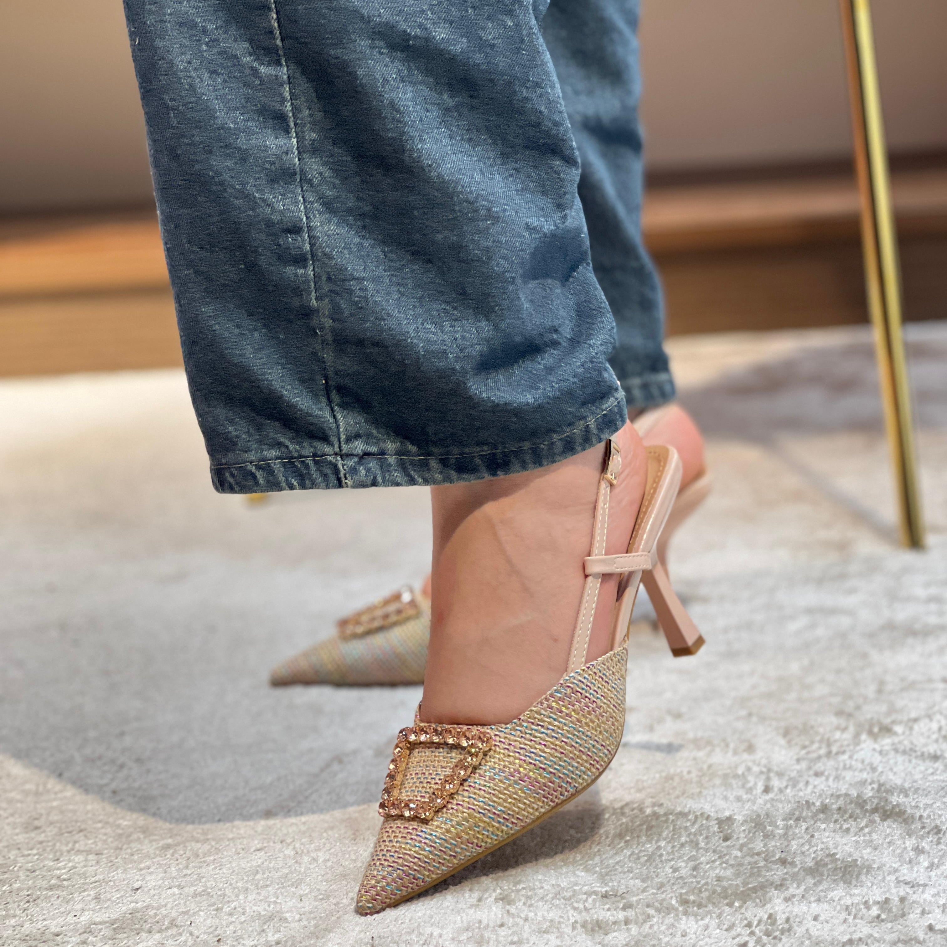 Escarpins à talons hauts ornées et bride arrière