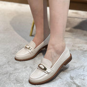 Mocassins classiques à bride métallique  finition lisse et semelle plate.