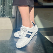 Basket style épuré et décontracté.