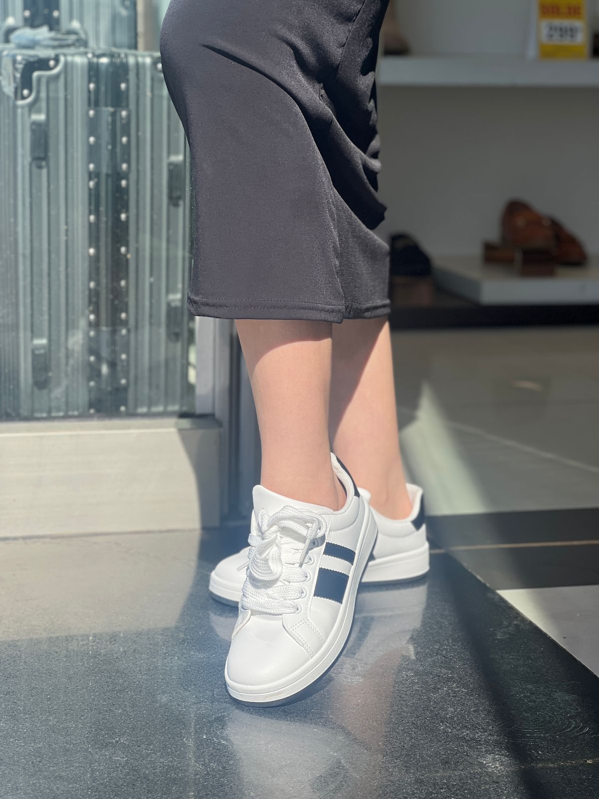 Basket style épuré et décontracté.