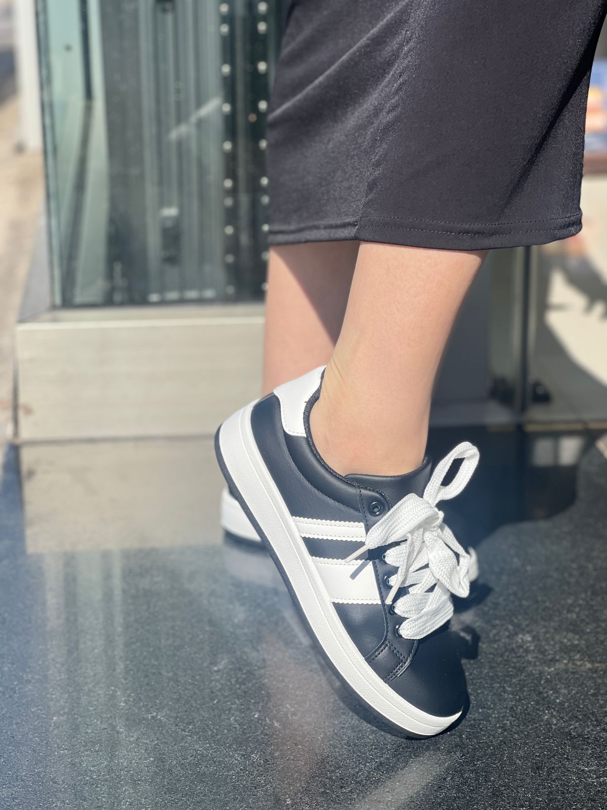 Basket style épuré et décontracté.