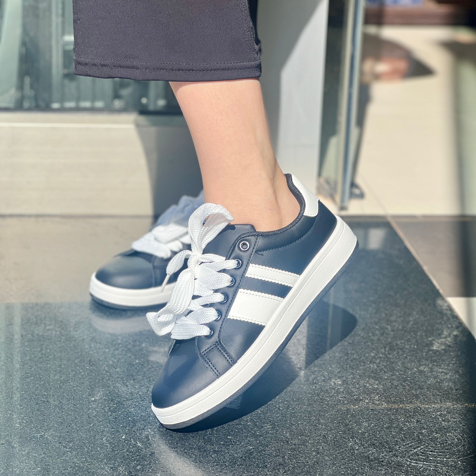 Basket style épuré et décontracté.