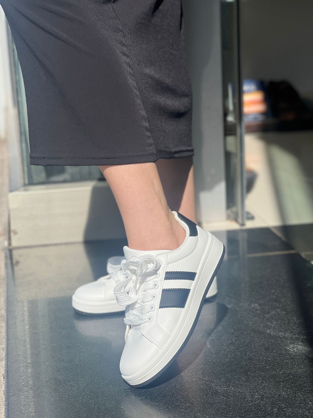 Basket style épuré et décontracté.