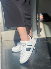 Basket style épuré et décontracté.