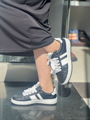 Basket style épuré et décontracté.