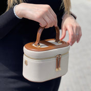 Joli sac à bandoulière réglable présente une fermeture zippée