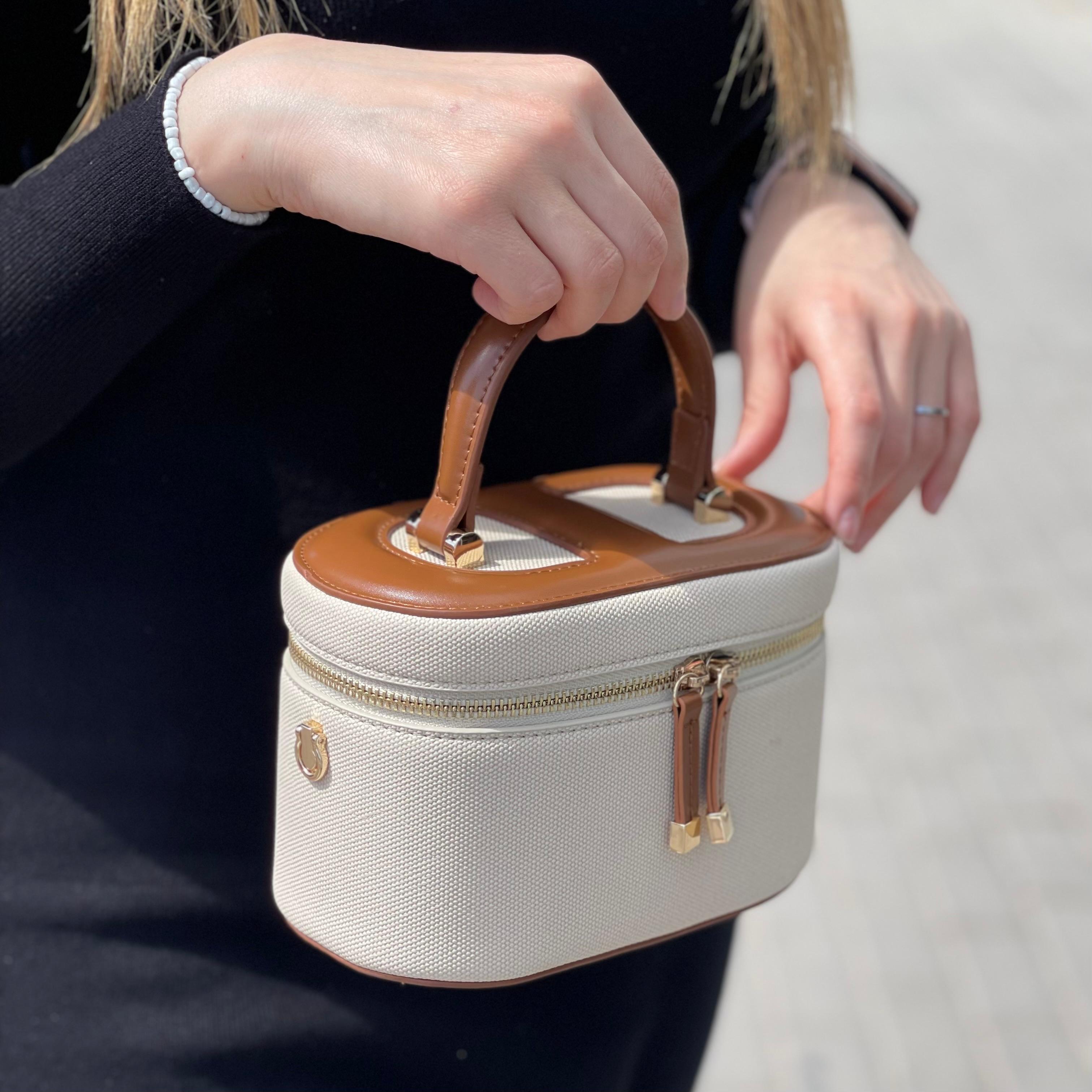 Joli sac à bandoulière réglable présente une fermeture zippée