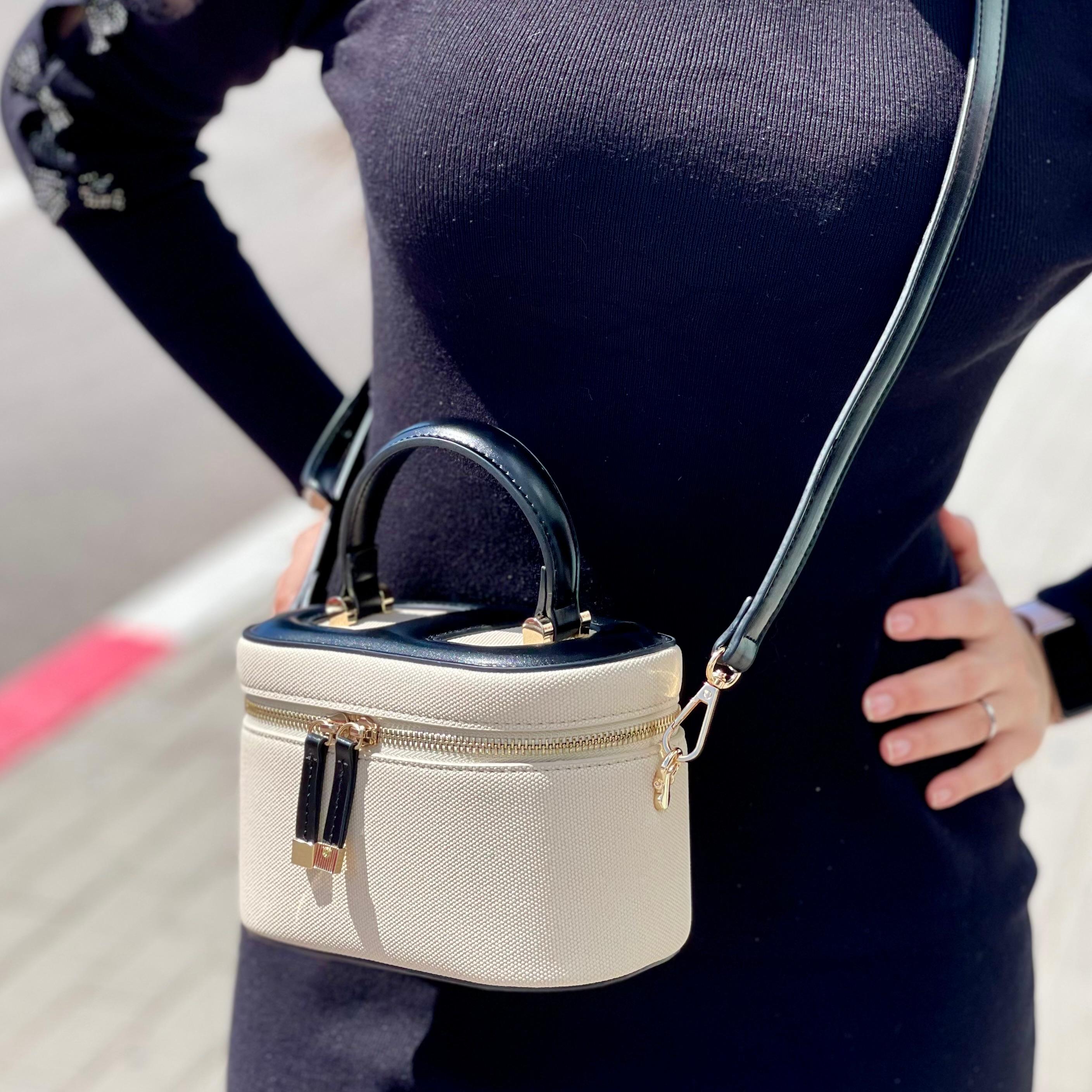 Joli sac à bandoulière réglable présente une fermeture zippée