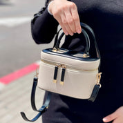 Joli sac à bandoulière réglable présente une fermeture zippée