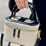 Joli sac à bandoulière réglable présente une fermeture zippée