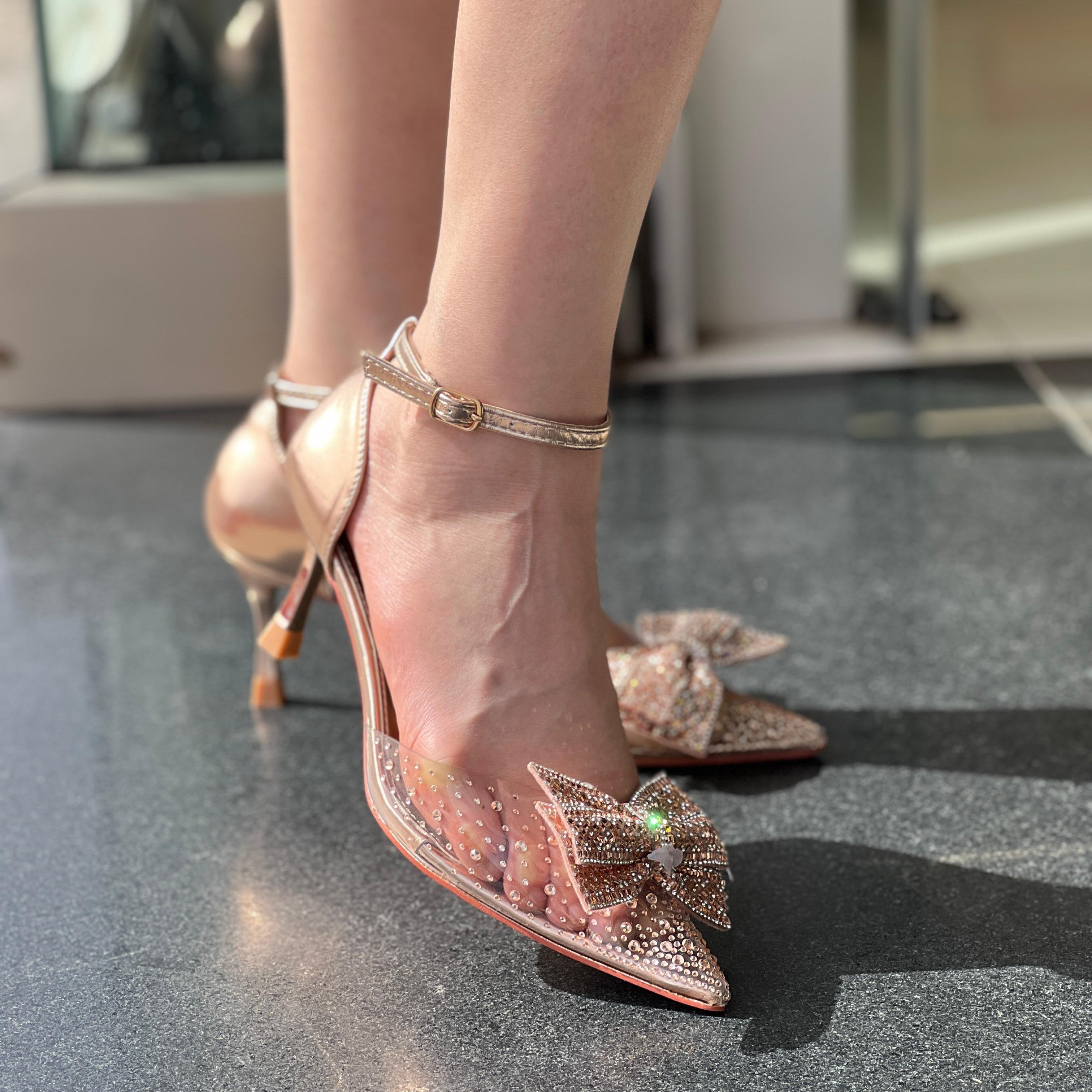 Sandales à talons hauts transparentes avec nœud brillan
