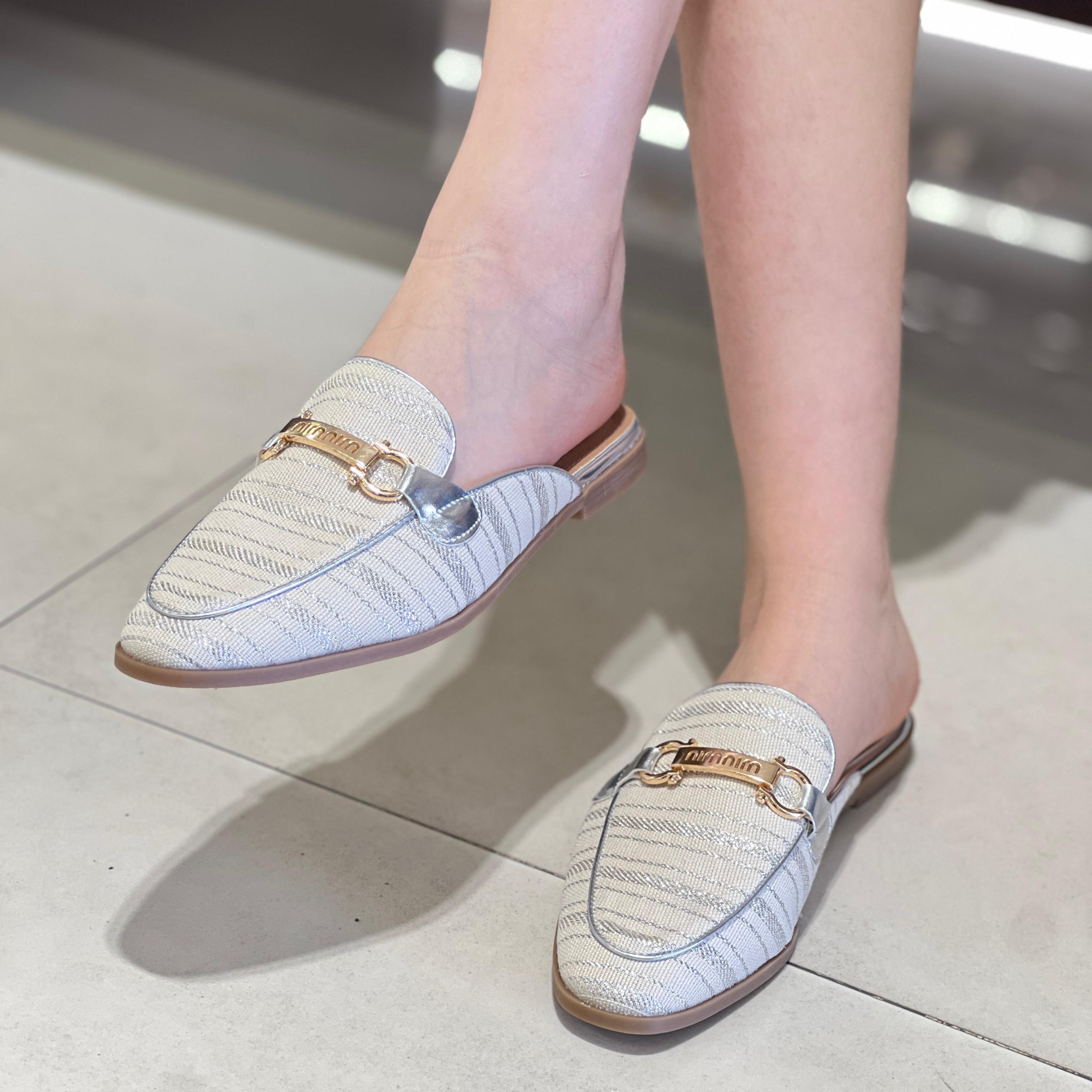 Babouche plates et argentées avec fil métallique et boucle