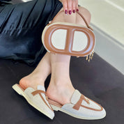 Cet ensemble élégant combien le confort des babouches  et le chic d'un sac à main raffiné