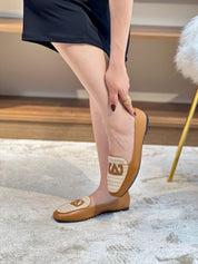 Mocassins élégants en cuir avec motif tissé et logo décoratif