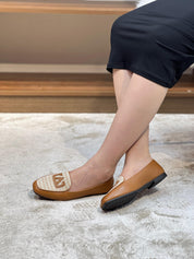 Mocassins élégants en cuir avec motif tissé et logo décoratif