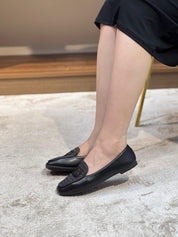 Mocassins élégants en cuir avec motif tissé et logo décoratif