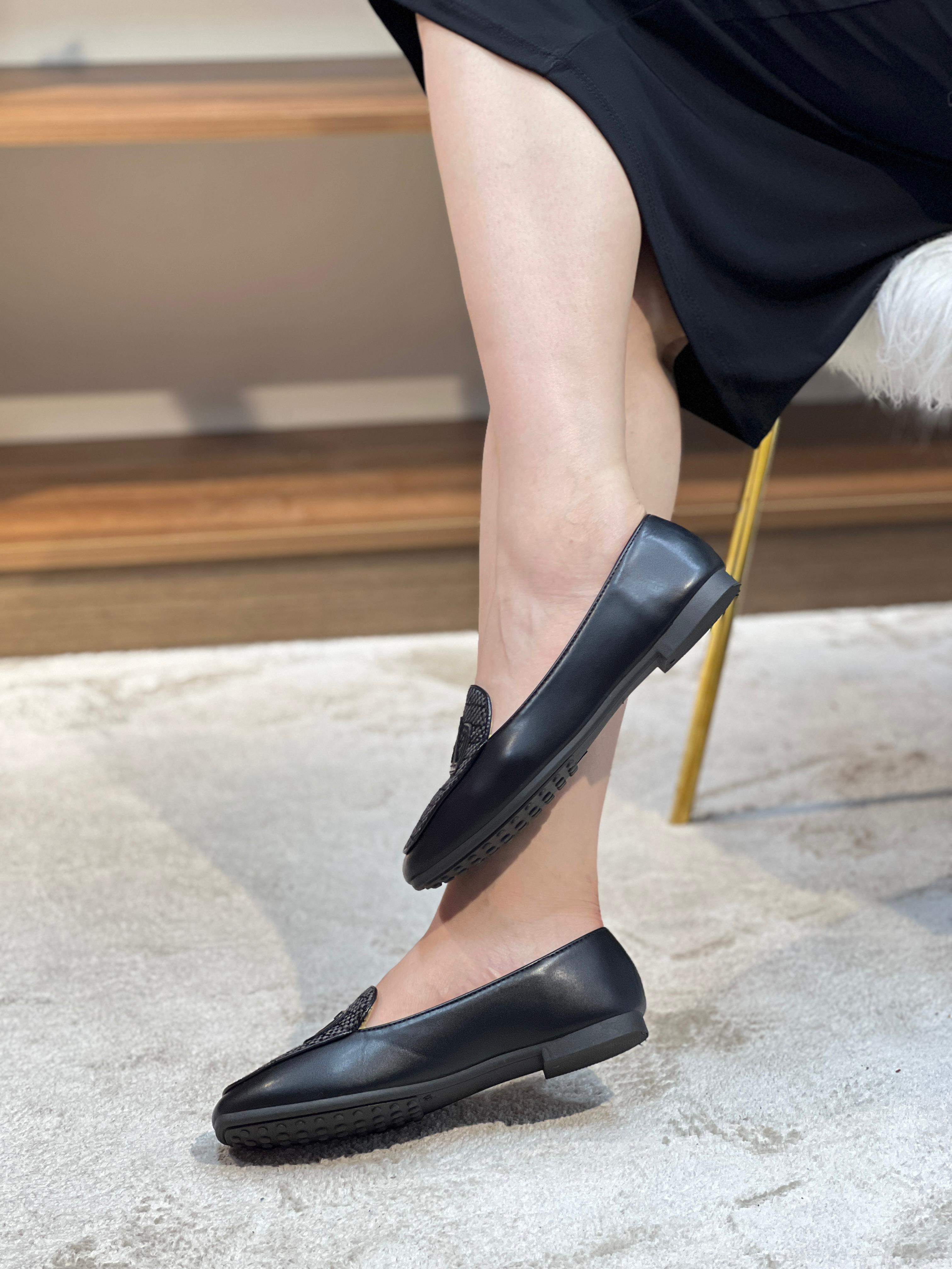 Mocassins élégants en cuir avec motif tissé et logo décoratif