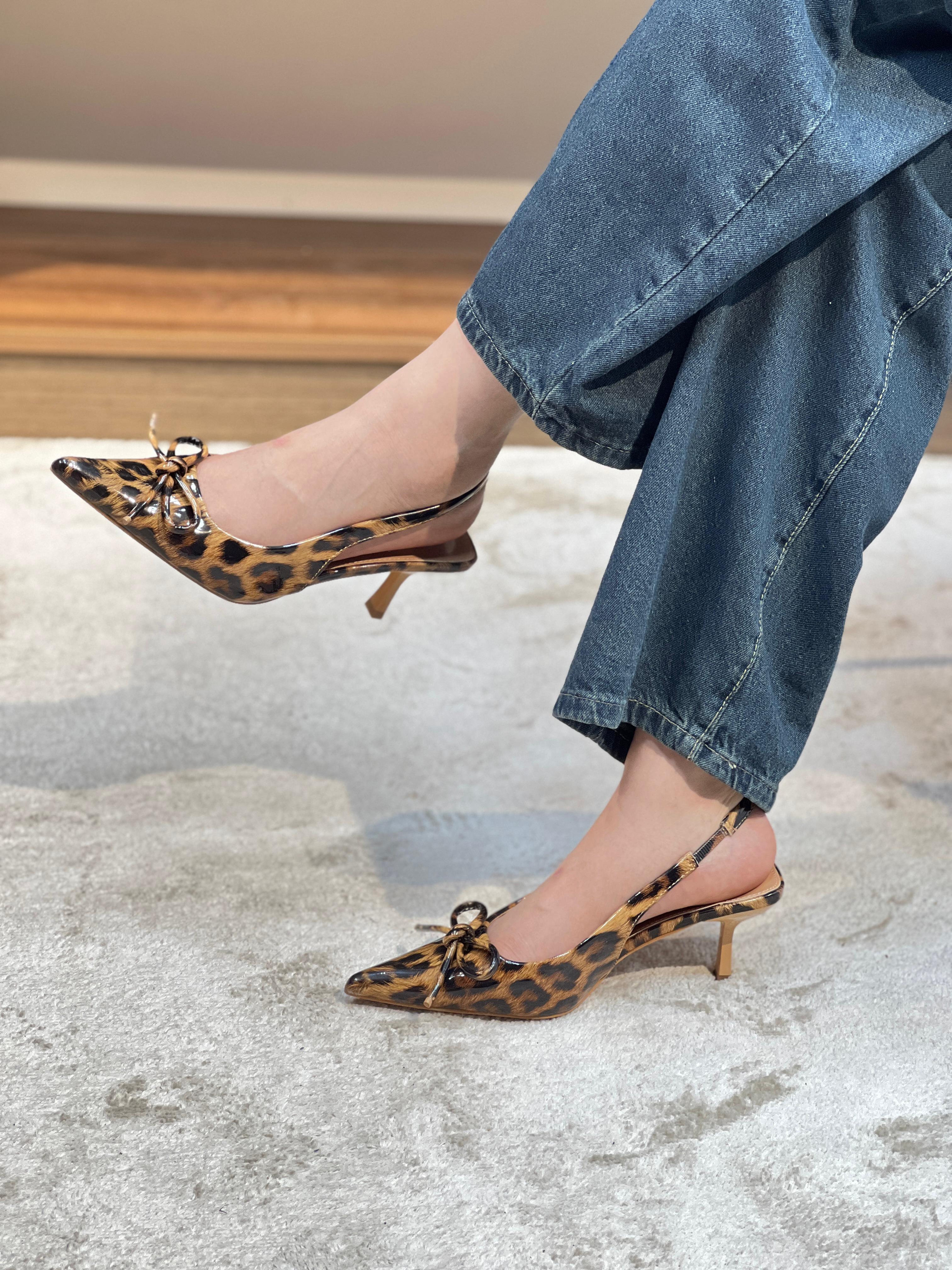 Escarpins ouverts avec petit talon et nœud décoratif