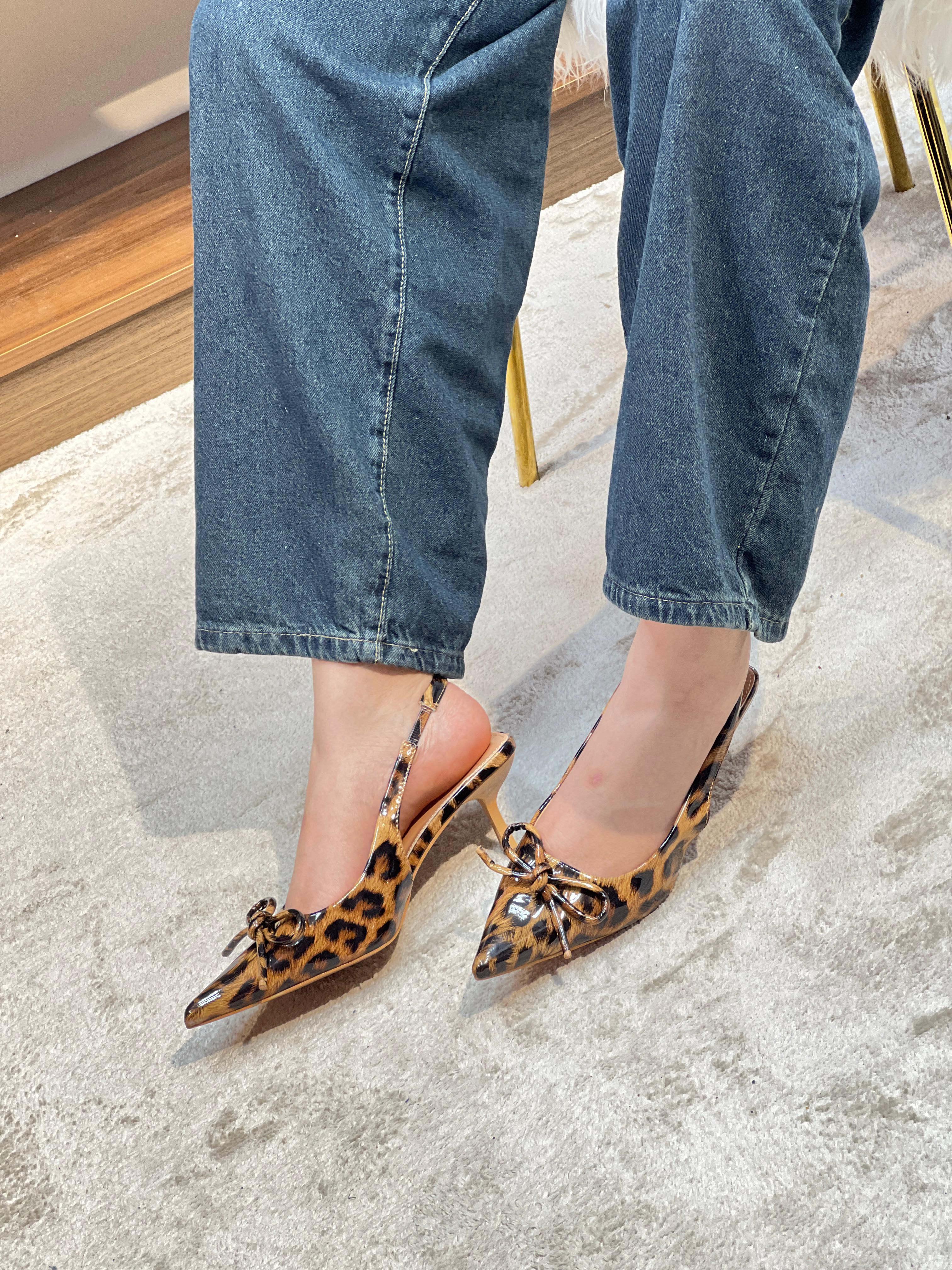 Escarpins ouverts avec petit talon et nœud décoratif