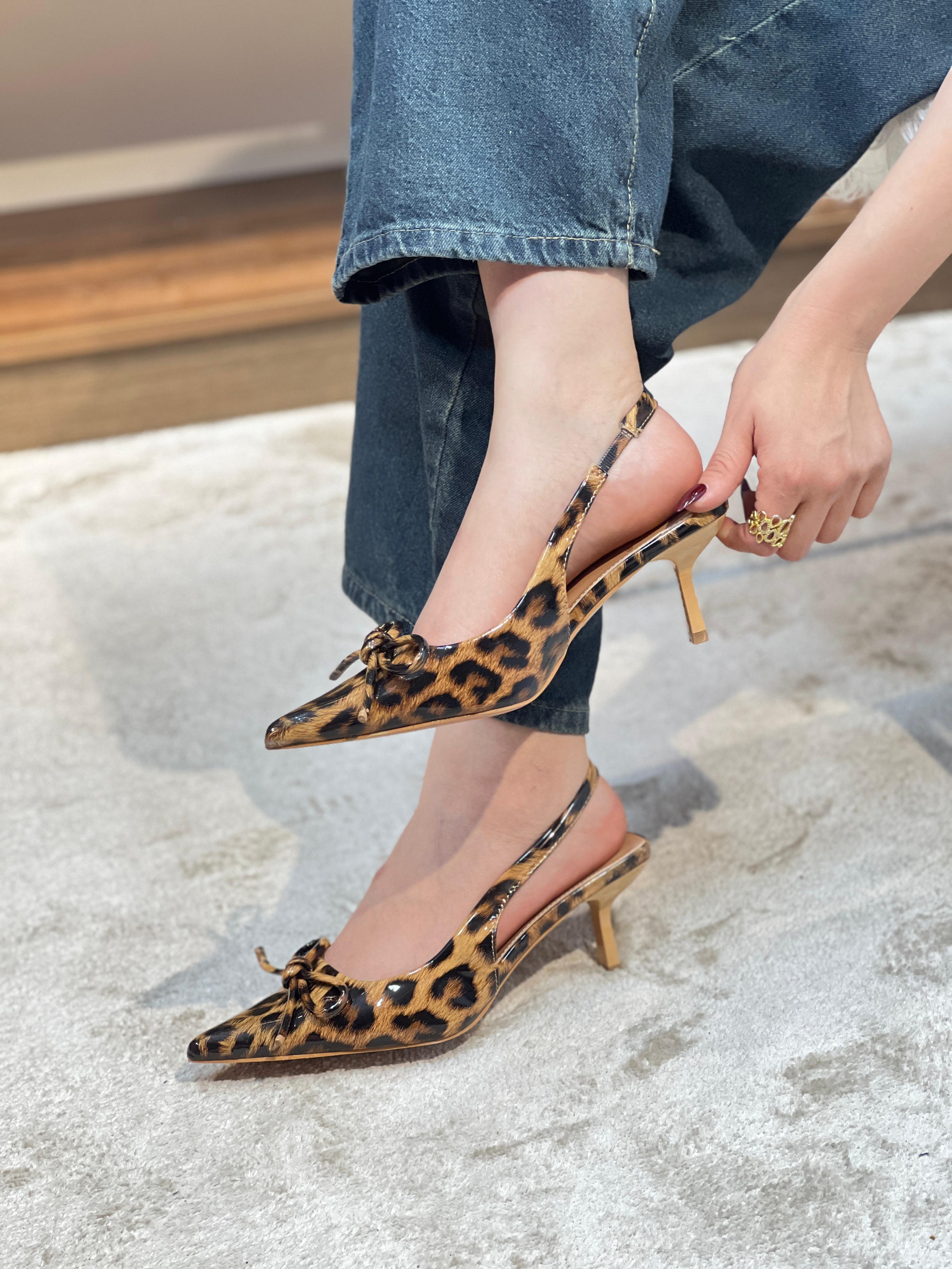 Escarpins ouverts avec petit talon et nœud décoratif